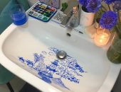 لتواجه ملل غسل اليدين.. إيطالية ترسم لوحات فنية على حوض الحمام خلال العزل