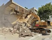 محافظة القاهرة تزيل مبنى تعدى على حرم سور مجرى العيون.. صور
