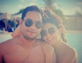 غادة عبد الرازق تنشر صورة جديدة برفقة زوجها على شاطئ البحر