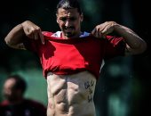 إبراهيموفيتش يستعرض عضلات بطنه بعد عودته لتدريبات ميلان