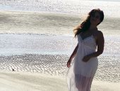 "عروسة البحر".. شيري عادل على الشاطئ وقت الغروب بفستان أبيض بسيط.. صور