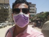 "عمرو" من المنصورة يشارك بصورته بالكمامة خلال عمله التزاما بالإجراءات الوقائية