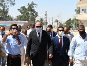 محافظ قنا يشيد بالأعمال الفنية لصاحب مبادرة الفن يحارب كورونا.. صور