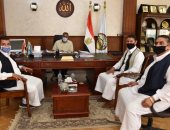 محافظ مطروح يلتقى شباب المحافظة لطرح الرؤى والأفكار.. صور