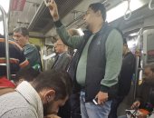 شاهد .. وزير الثقافة السابق داخل عربات مترو الأنفاق فى صورة قديمة