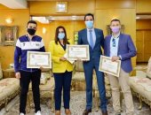 محافظ دمياط تكرم الفائزين بمسابقة أفضل تصميم لبوابتى مدينة دمياط للأثاث