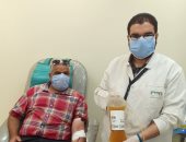 بالصور.. أحد المتبرعين ببلازما المتعافين من كورونا فى مركز إقليمى المنيا