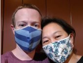 مارك زوركبيرج بالكمامة مع زوجته.. ويعلق: كورونا تنتشر بسرعة مرة أخرى