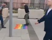 مواطنون روس يدوسون على علم المثلية بمساعدة الشرطة فى شوارع موسكو