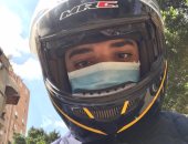 "طارق" يشارك بصورته بالكمامة خلال العمل التزاما بالإجراءات الوقائية