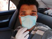 محمد يشارك بصورته من الأقصر بالكمامة خلال العمل التزاما بالإجراءات الوقائية