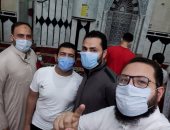 "محمد" يشارك بصورته واصحابه الالتزام بالكمامة في مسجد البناوى بالمحلة