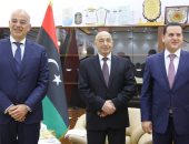 رئيس البرلمان الليبى يبحث مع وزير خارجية اليونان تفعيل مبادرة القاهرة