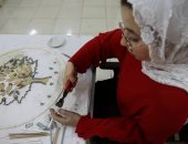 فقدان ذراعها لم يعطل فنها.. فنانة أردنية تبدع فى الفسيفساء رغم إعاقتها.. صور