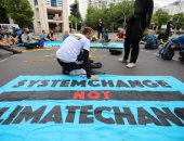 بايدن يتعهد بالعودة لاتفاقية باريس للمناخ حال وصوله لحكم البيت الأبيض.. شيلي وإيطاليا والمملكة المتحدة وفرنسا تعرب فيه عن أسفها لانسحاب الولايات المتحدة الأمريكية.. والعبء الاقتصادى على أمريكا سبب الانسحاب