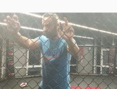 أحمد فهمي بصورة من استعدادته لأحد أعماله.. وهنا الزاهد تعلق:فى حاجة يا أحمد