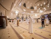 فيديو.. أول صلاة بعد إعادة فتح المساجد بالإمارات وسط إجراءات وقائية