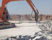 محافظة القاهرة تزيل 8 أدوار مخالفة بعقار 14 طابقا بعين شمس.. صور