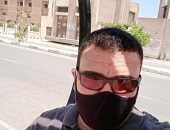 "محمد" يشارك بصورة له بالكمامة خلال العمل التزاما بالإجراءات الوقائية