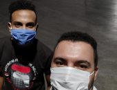 مايكل و عادل يشاركان بصورة لهما بالكمامة فى العمل التزامهما بالإجراءات الوقائية