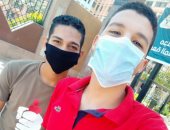 عبد الرحمن و  مصطفى يشاركان بصورتهما بالكمامة ملتزمان بالإجراءات الوقائية