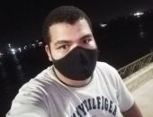 "محمود" يشارك بصورته وقت العمل بالكمامة ملتزما بالإجراءات الوقائية