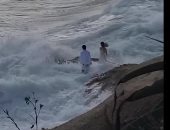 جلسة تصوير عروسين تحولت إلى كابوس بسبب الأمواج في أمريكا.. فيديو