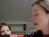 طفلة تقاطع والدتها أثناء مقابلة مباشرة مع BBC وتسألها عن اسم المذيع.. فيديو