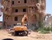 انهيار عقار مخالف على حفار في الجيزة.. شاهد ما حدث للسائق..صور وفيديو