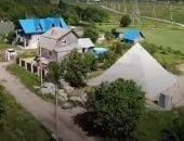  زوجان روسيان يبنيان هرما يشبه "خوفو" في حديقة منزلهما حبا فى الفراعنة.. فيديو