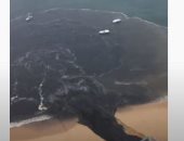 شاطئ مكسيكى شهير يتحول للون الأسود.. والسكان: شعرنا بالغثيان.. فيديو