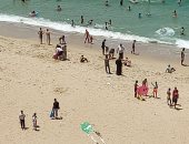 الحياة على شواطئ الإسكندرية "بلا أسوار".. إقبال المواطنين رغم الإغلاق (صور)