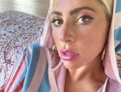 ليدى جاجا فى سيلفى جديد من الحجر المنزلى.. وتعلق: قومى بعمل مكياجك