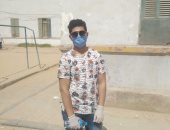التزاما بالاجراءات الوقائية عمرو يشارك بصورته بالكمامة فى المدرسة 
