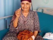 تعافى وخروج عجوز عمرها 83 عاما من كورونا بمستشفى بنها التعليمى