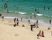 فيديو وصور.. شواطئ الإسكندرية "بلا أسوار" رغم الإجراءات الاحترازية والإغلاق.. إقبال فى الإجازات مع ارتفاع درجات حرارة شهر يوليو.. و"السياحة والمصايف" تكثف حملاتها لفض التجمعات.. والمحافظ يؤكد: أغلقنا 61 شاطئا