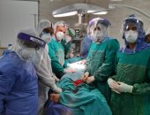 صور.. عملية جراحية لسيدة مصابة بكورونا بعد ولادتها منذ 15 يوماً بمستشفى الأقصر 