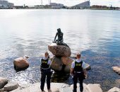 تخريب تمثال "حورية البحر الصغيرة" بالدنمارك بعبارات عنصرية.. صور