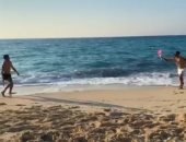 شاهد.. مباراة "راكيت" عائلية تجمع شريف إكرامي ورمضان صبحى على الشاطئ