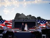 دونالد ترامب يحتفل بعيد الاستقلال بصحبه زوجته وسط الألعاب النارية.. صورة