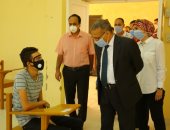 صور.. رئيس جامعة الأقصر يتفقد الكليات للاطمئنان على سير الامتحانات
