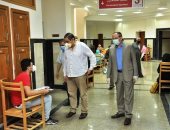 رئيس جامعة كفرالشيخ يتفقد لجان كليتى الصيدلة والتمريض.. صور