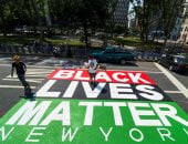 أمريكا .. محتجون يقطعون شوارع نيويورك ويرسمون الجرافيتى وعبارات ضد العنصرية