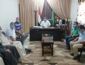 صور.. رئيس مركز كفر صقر يجتمع برؤساء الوحدات ومتعهدى السويقات لفتحها 