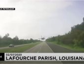 شاهد.. هبوط اضطراري لطائرة على طريق للسيارات في الولايات المتحدة