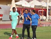 سيد عبد الحفيظ يجتمع مع أجاي على هامش مران الأهلي.. صورة