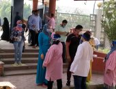 صور .. رئيس جامعة حلوان يتابع عمليات دخول طلاب الفرق النهائية الجامعة 