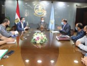 محافظ كفر الشيخ يناقش تراخيص الإعلانات.. وحملات تجوب المدن للتطهير