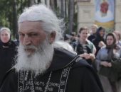 BBC: محكمة تابعة للكنيسة الروسية تطرد كاهنا ينكر وجود كورونا استولى على دير