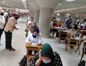 بدء امتحانات طلاب الفرق النهائية بآداب حلوان.. صور 